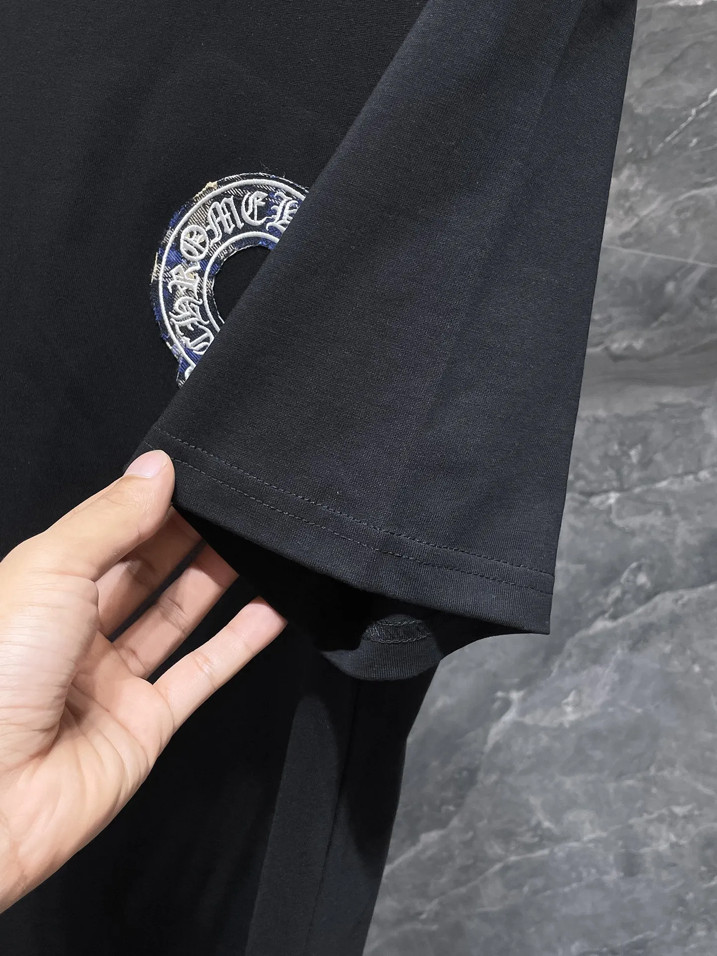 P160 New Chrome Hearts 25ss for summer. High-weight, environmentally friendly and high-quality top-grade fabric. 280g Chrome Horseshoe Contrast Color Patch Short Sleeves. Heavy-duty pure hand-cut patch embroidery technology. Counter synchronization. Re-engraved version 1:1. Recommended Color: Black White. Size: S, M, L, XL.